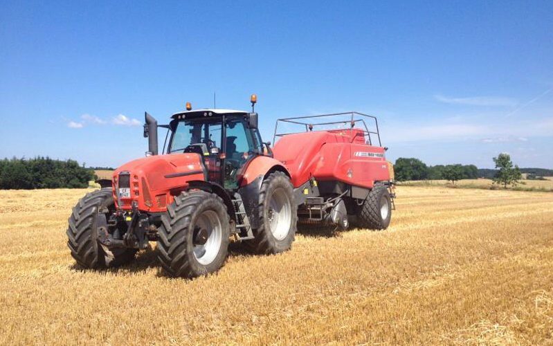 Stolbrolykke maskinstation aps med Bigballepresser ved Nordborg