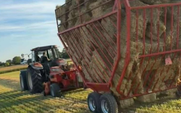 V.j. landbrugsservice med Småballepresser ved Hårlev