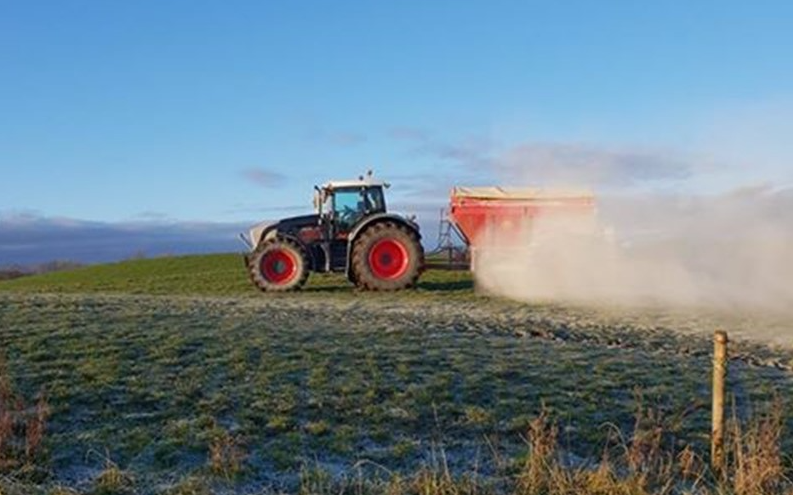 Sj maskinudl/entreprenør og markservice med Kalkspreder ved Nørre Snede