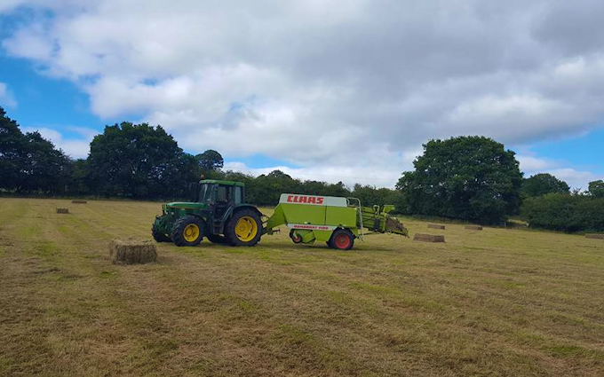 Murray farms ltd with Large square baler at Cressage