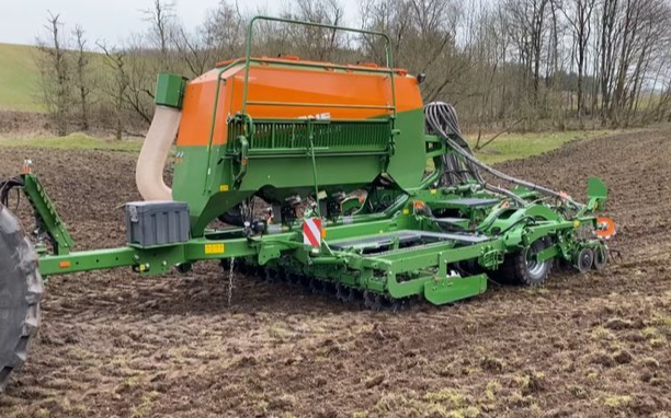 Anders bak mortensen  med Såmaskine ved Randers