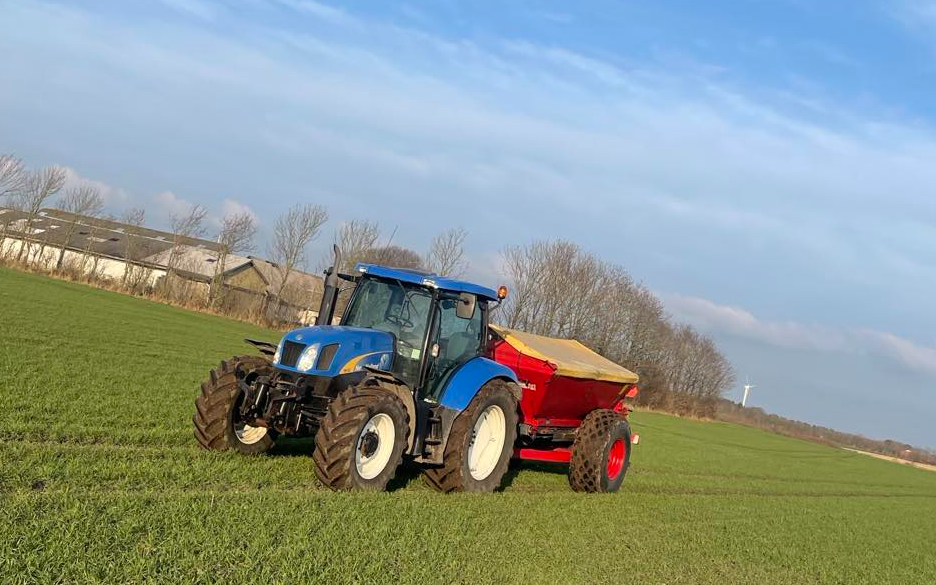 Marktech med Gødningsspreder ved Janderup Vestj