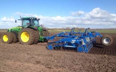 Lindholm maskinstation med Præcisionsharve ved Toftlund