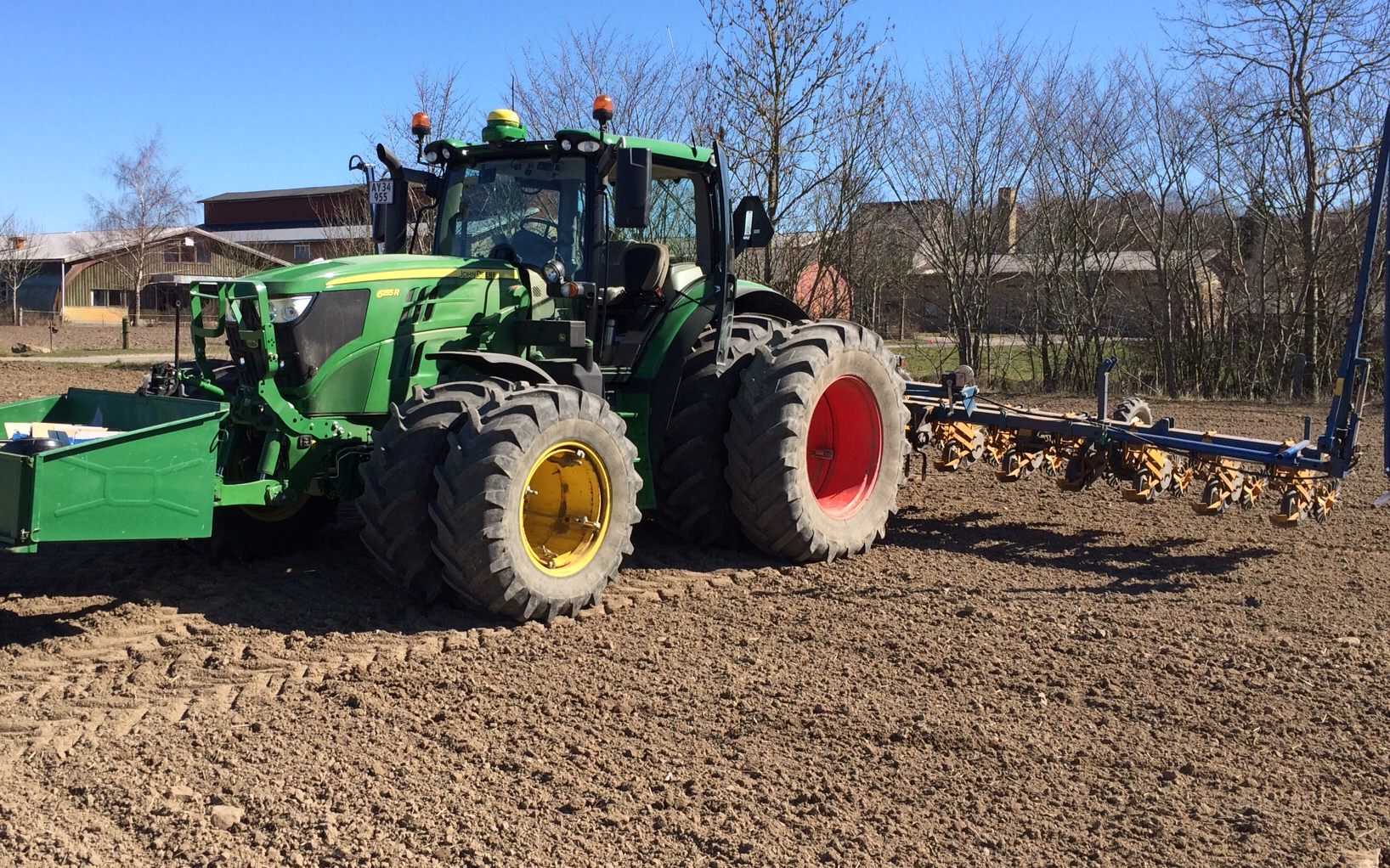 Nøbbøllegaard gods.  med Såmaskine ved Holeby