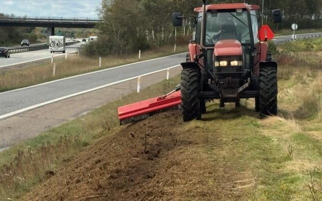 Aakerhjelms landbrugs services med Hegnsklipper ved Hejnsvig