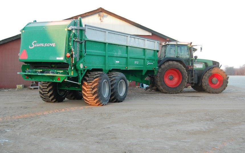 Klaus jepsen entreprenør & maskinstation med Møgspreder ved Gørding