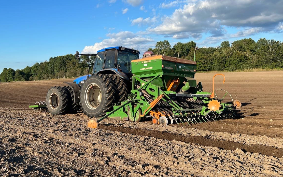 Enggaarden markservice med Såmaskine ved Svenstrup J