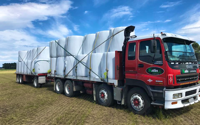 Kalin contracting ltd with Flat trailer at Manaia