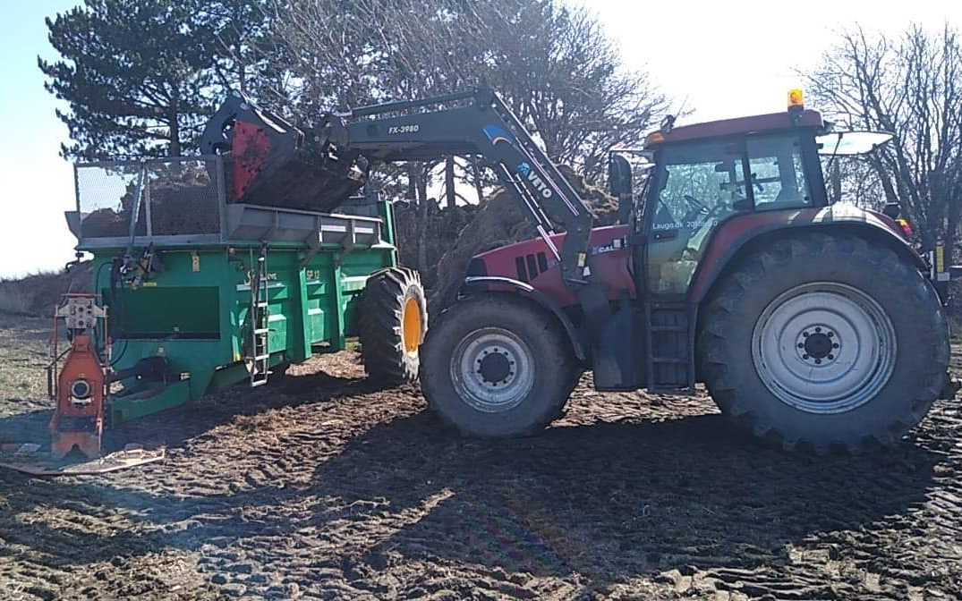 Frederiksværk - laugø maskinstation med Møgspreder ved Helsinge