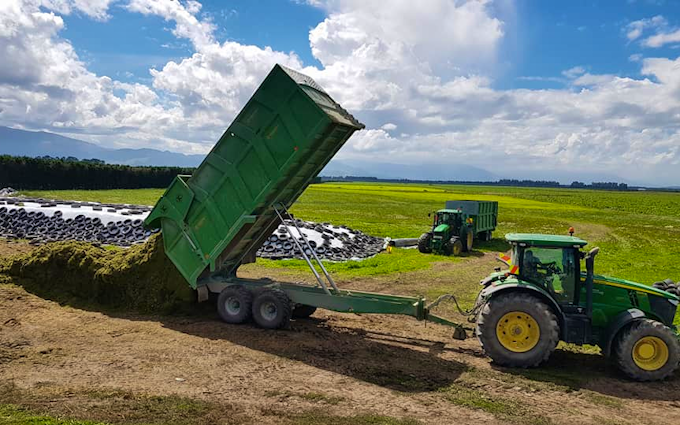 Chapman agriculture ltd  with Silage trailer at Cust