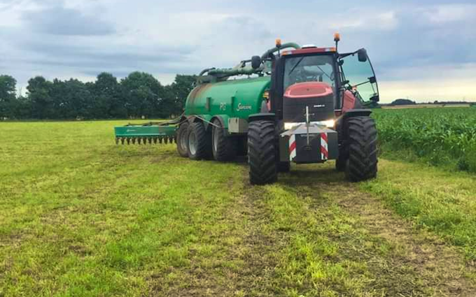 Vinkel landbrugs- og entreprenørforretning med Græsnedfælder ved Viborg