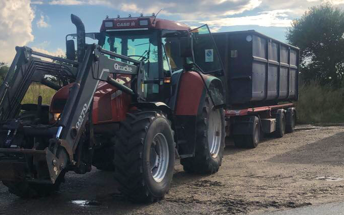 Kristensen byg &entreprenør  med Traktor med frontlæsser ved Agerbæk