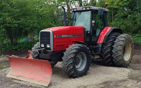 Dommerborg maskinstation med Traktor til stakkørsel ved Vrå