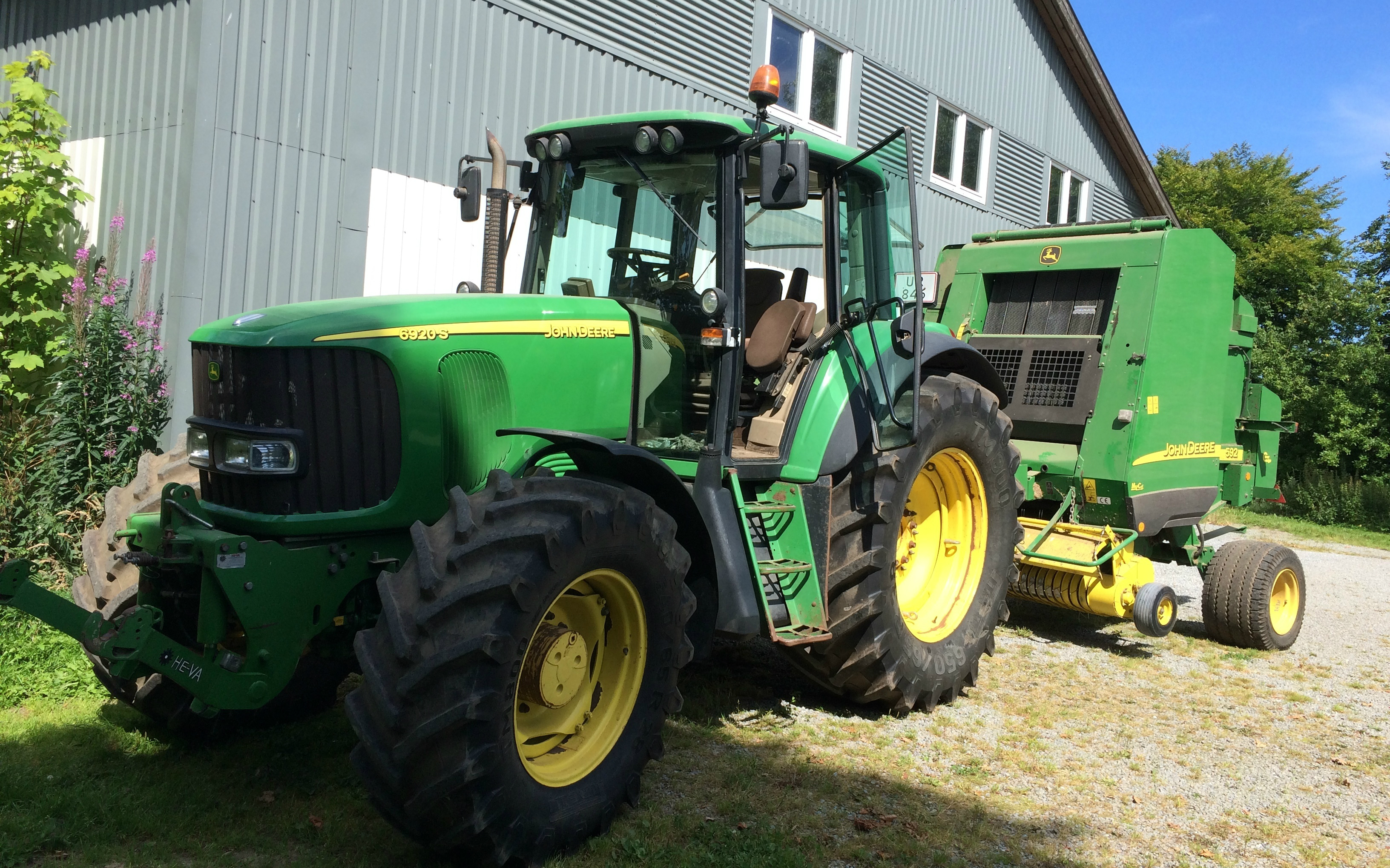 Mogens olesen med Rundballepresser ved Åsted