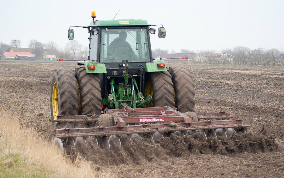 Galten overgaard aps med Tallerkenharve ved Galten