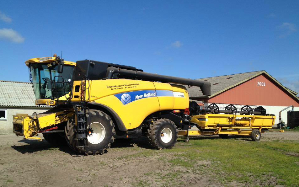 Højbakkegaard maskinstation aps med Mejetærskning ved Aabybro