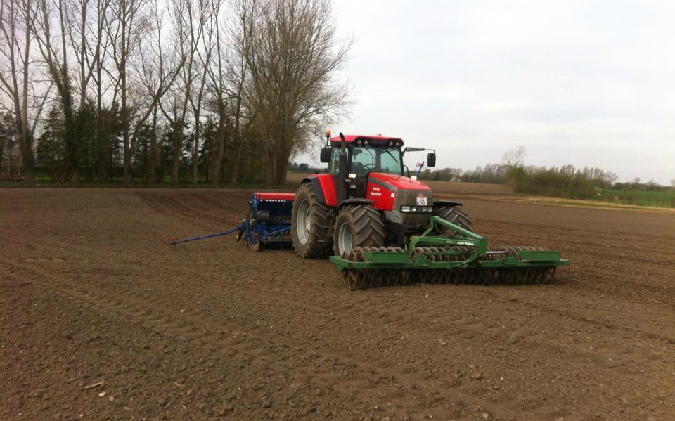 Nørre åby maskinstation / jr agro & entrp aps med Såmaskine ved Nørre Aaby