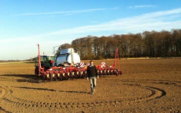 Guldborgsund agro med Enkornssåmaskine ved Nørre Alslev