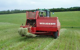 Galten overgaard aps med Småballepresser ved Galten