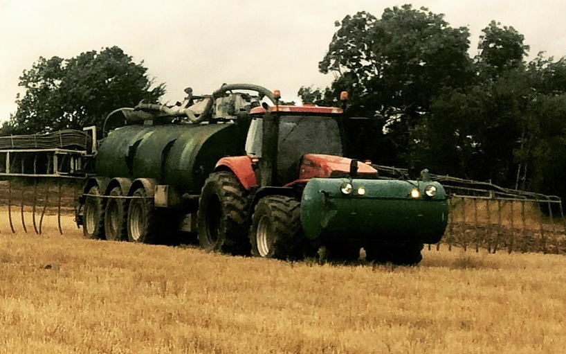 Højgaard med Gyllevogn med slangebom ved Nørre Vissing