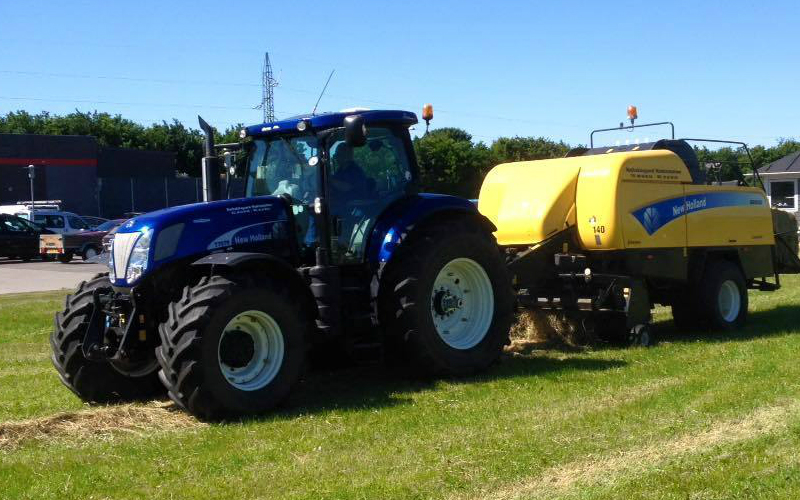 Højbakkegaard maskinstation aps med Mini-bigballepresser ved Aabybro